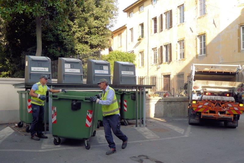 Lucca Emptying recycling bins