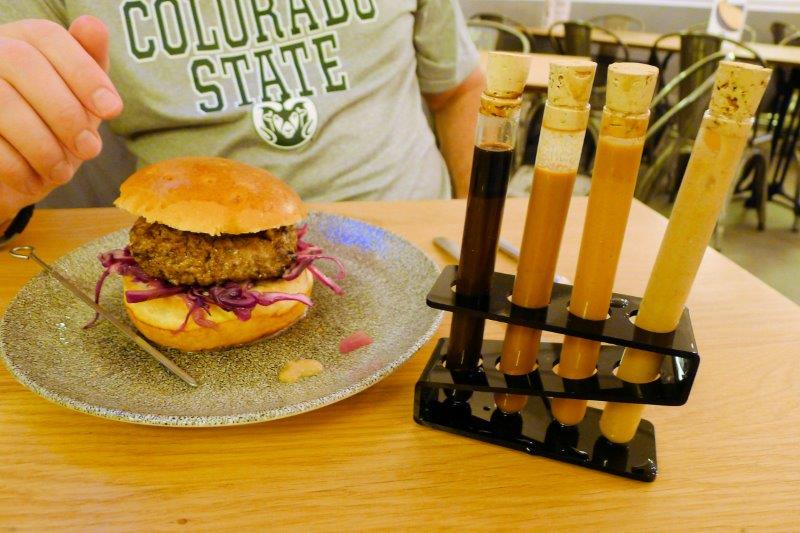 Hamburger with sauces made with beer residual